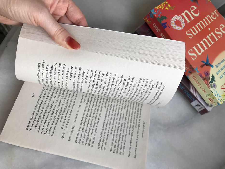 Книга англійською мовою "the red monarch" - bella ellis