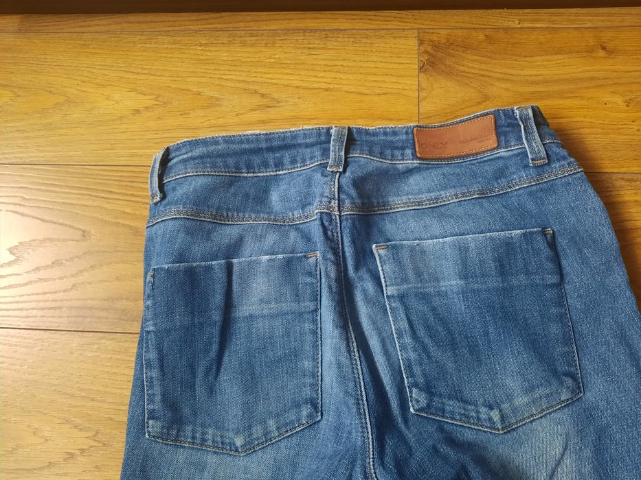 Spodnie jeansy W29 L32. Modne przetarcia.