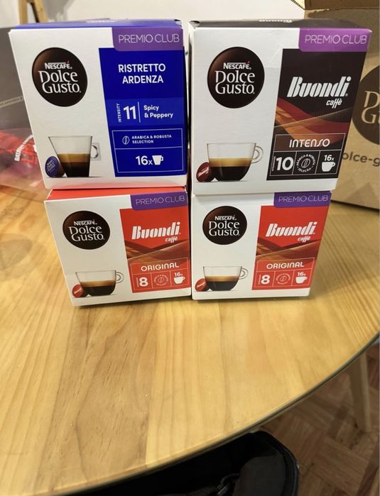 Maquina de cafe com 4 caixas de cafe