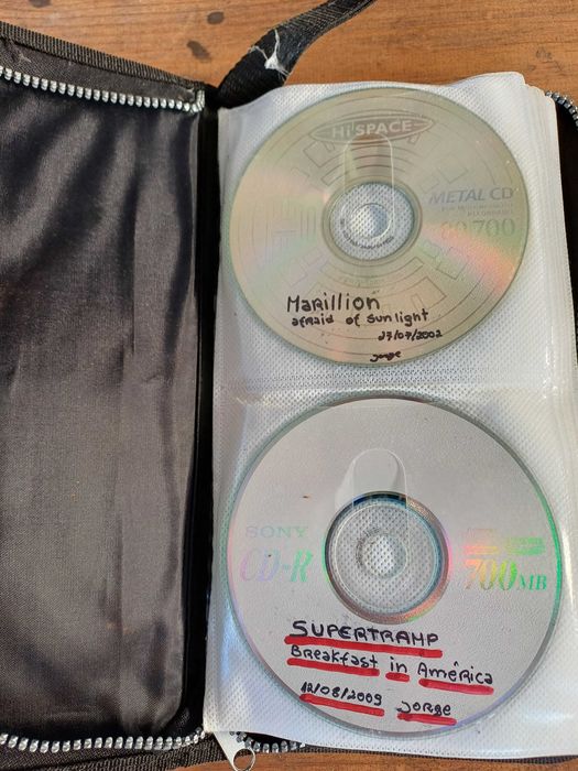 Capa com 48 CDs gravados de Musica Variada