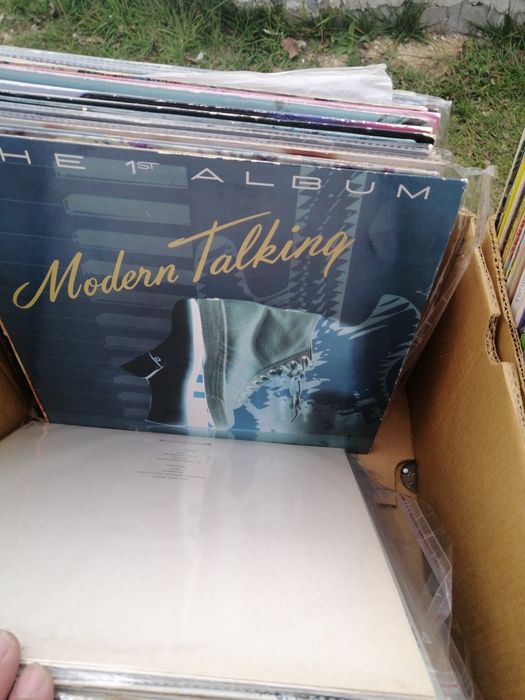 Various records and various prices.425129908644751361