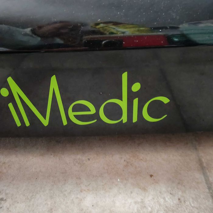 Plataforma vibratória iMedic Professional, 500 W, 180 níveis de velocidade, com elásticos para treino de braços e painel digital."