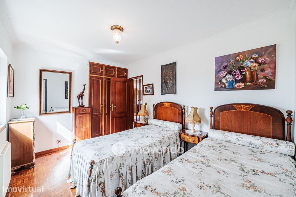Quinta isolada T3+1 com áreas amplas e terreno de 2022m², em Colares