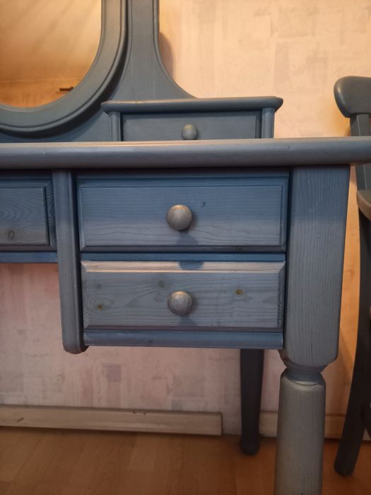 Meble do pokoju z drewna.