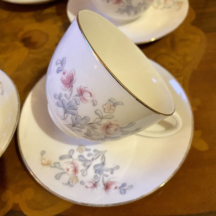 Komplet pięciu porcelanowych filiżanek.