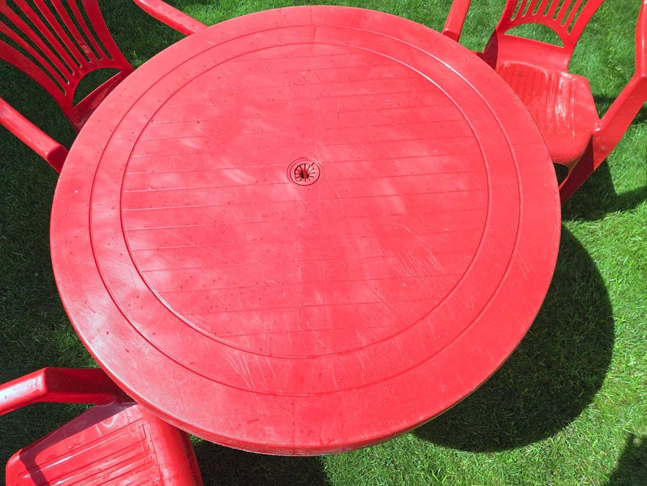 Пластиковий стіл