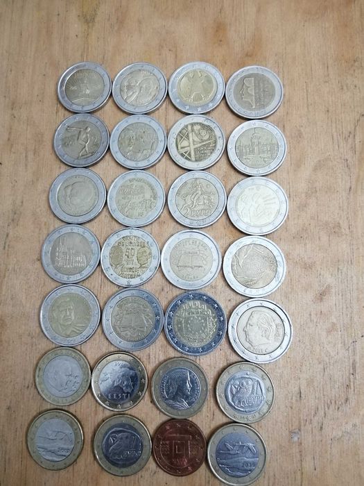 Moedas de colecção, defeitos de cunhagem e algumas com pormenores.