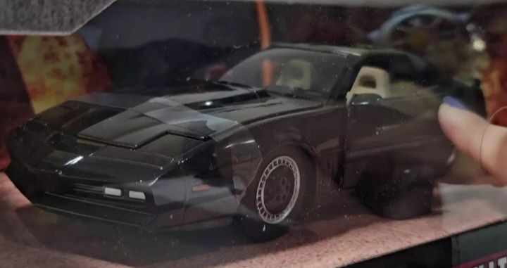 K.I.T.T justiceiro escala 1:24 dá luz vermelha