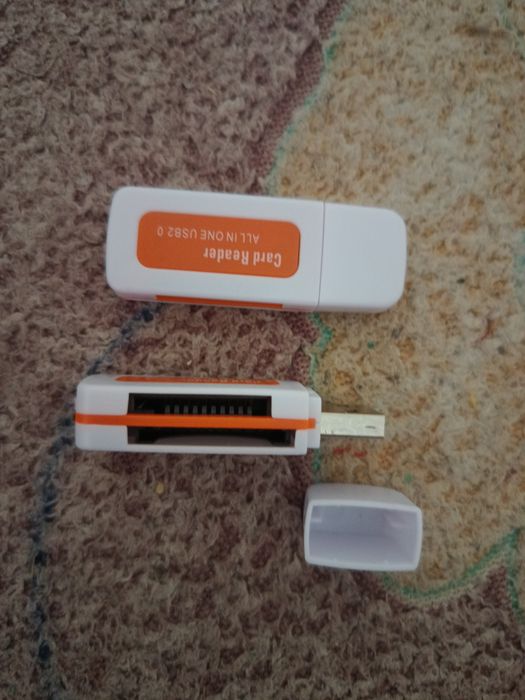 Продам багатоформатний кардрідер USB 2.0 (All in One) білого кольору з помаранчевими вставками.