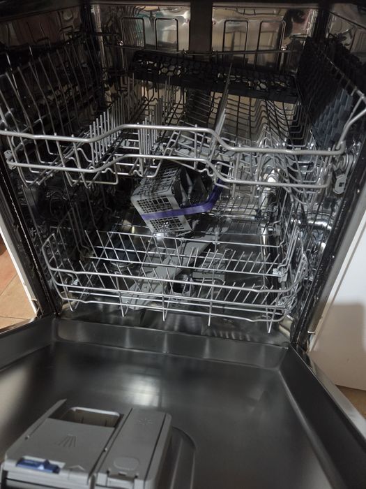 Máquina de Lavar e Secar (8/6kg) + Máquina de Lavar Loiça