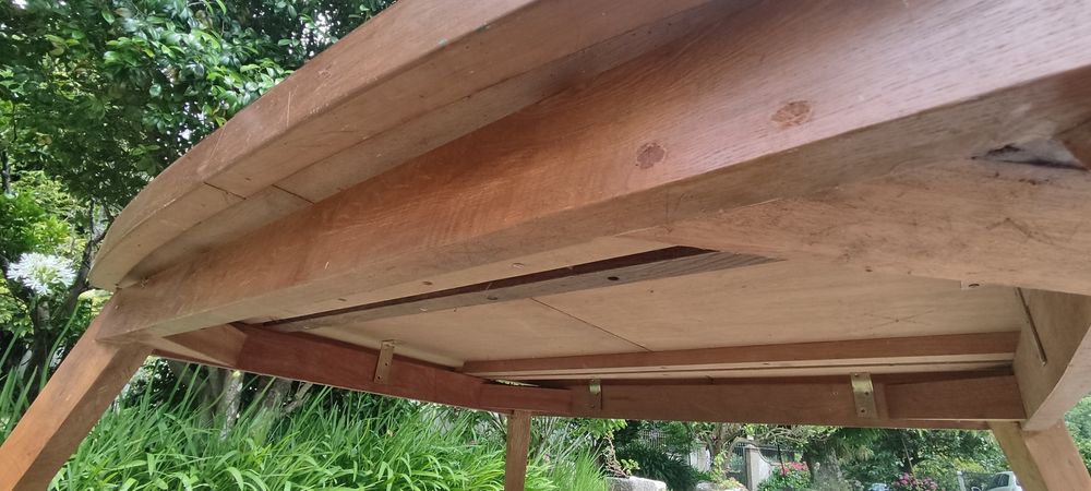 Mesa em madeira com tampo preto (fixo)