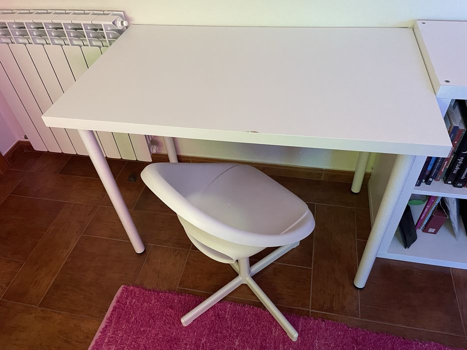 Secretária,cadeira e estante de criança