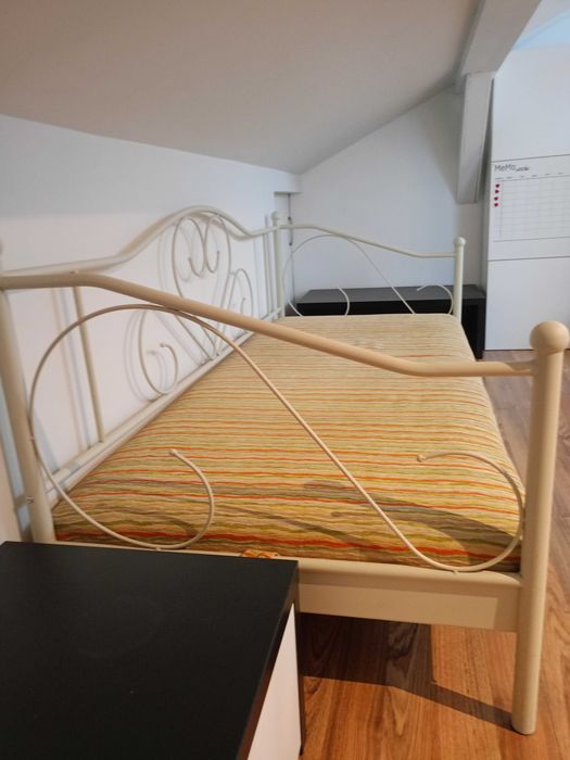 Łóżo - pastelowe kolory dla dziewczyny.