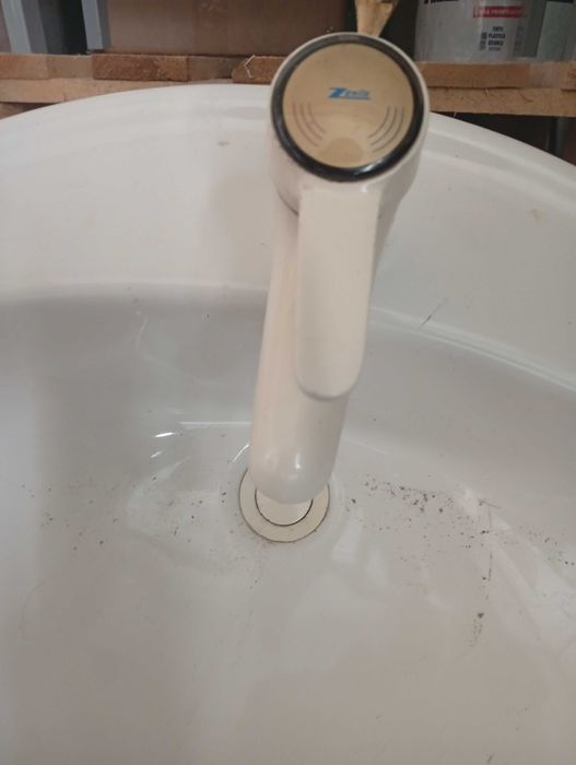 Torneira misturadora e lavatório, vendo as torneiras á parte.64729678225155122