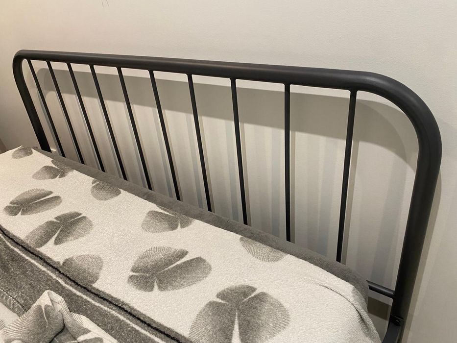 Base de cama, nunca usada mas com defeitos.