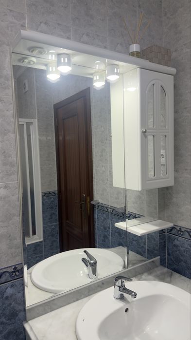 Móvel de WC com lavatório e espelho