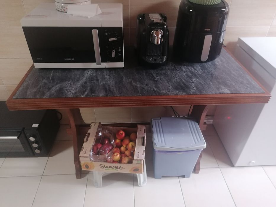 Mesa de mármore e de madeira
