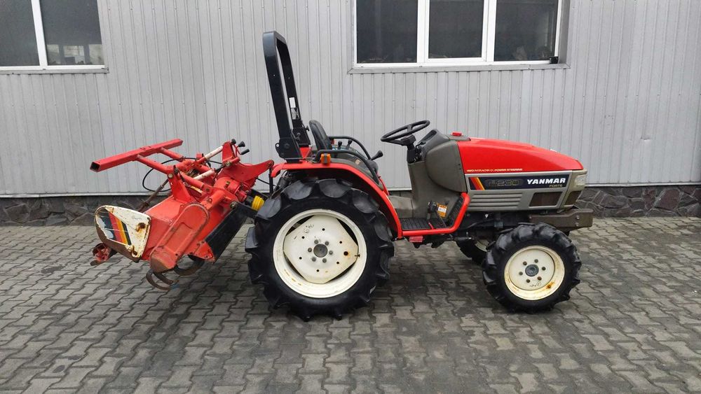 Japoński traktorek Yanmar F 230 z glebogryzarką 4x4 23 KM Rewers