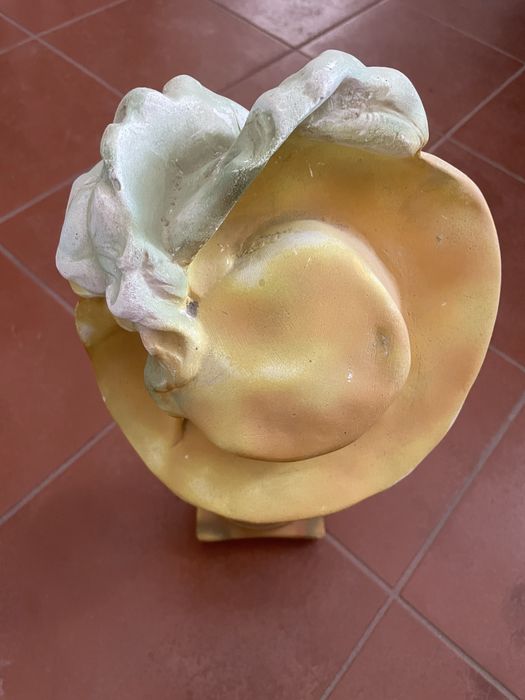 Busto de senhora em gesso.