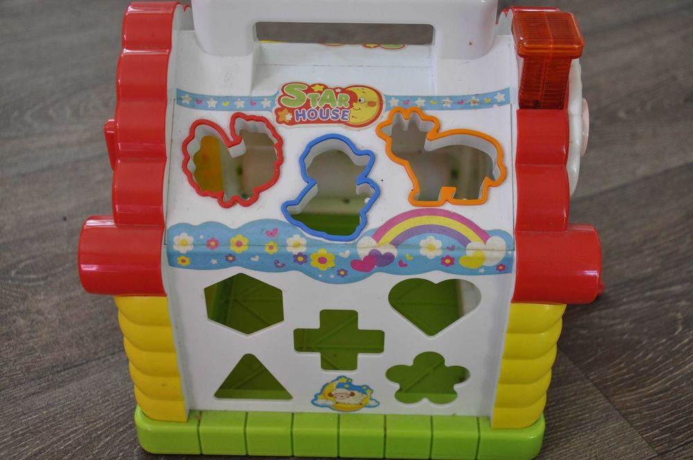 Domek edukacyjny z melodyjką pianinko klocki sorter