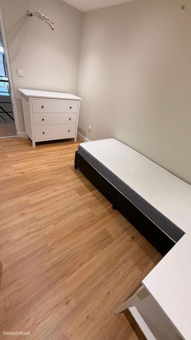 Quarto - localizado em Amadora Lisbon
