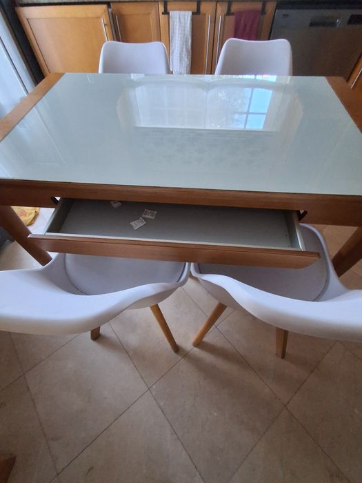 Mesa e 4 cadeiras em excelente estado