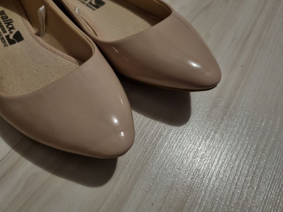 Buty balerinki lakierowane beżowe 37