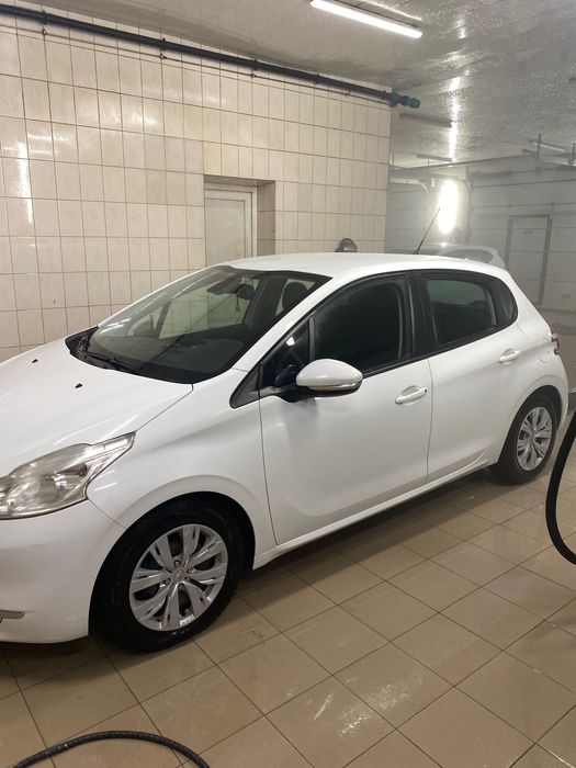 Авто Peugeot 208 2013 року
