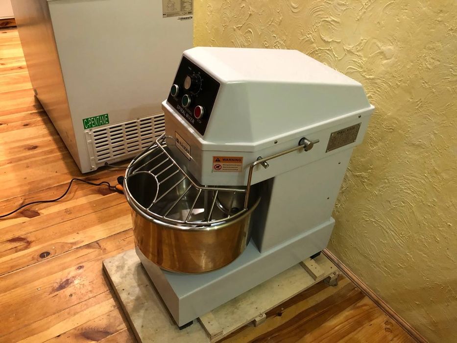 Продам тістоміс професіональний ,20л