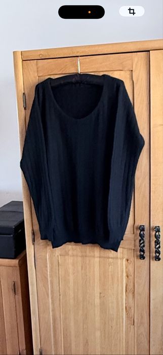 Sweter,100% kaszmir , czarny, b,miły i ciepły.