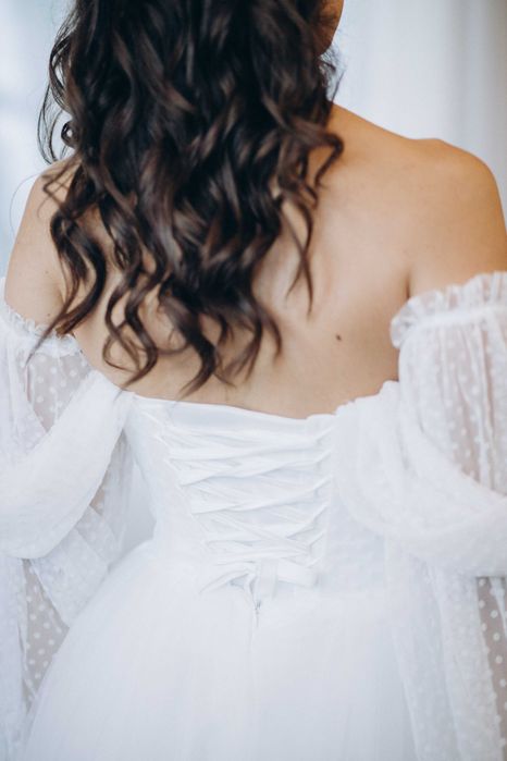 Мінімалістична корсетна весільна сукня зі з'ємними рукавами