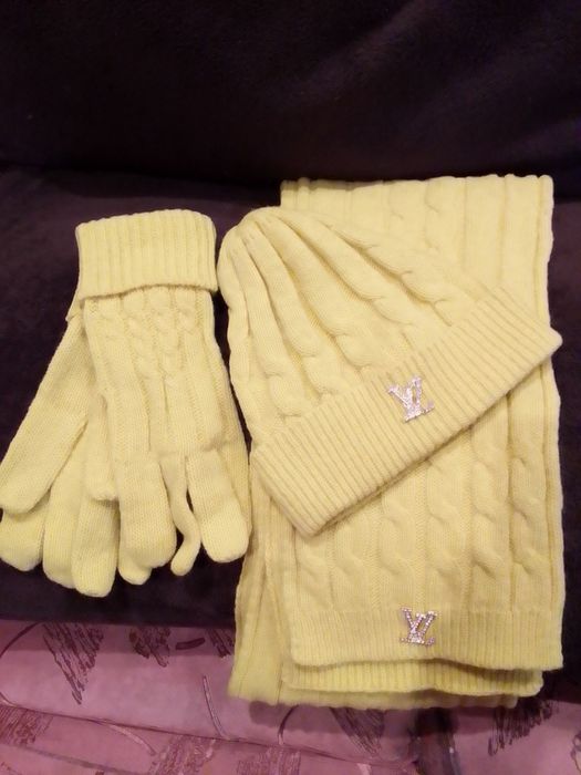 Шапка с шарфом и перчатки спортивные