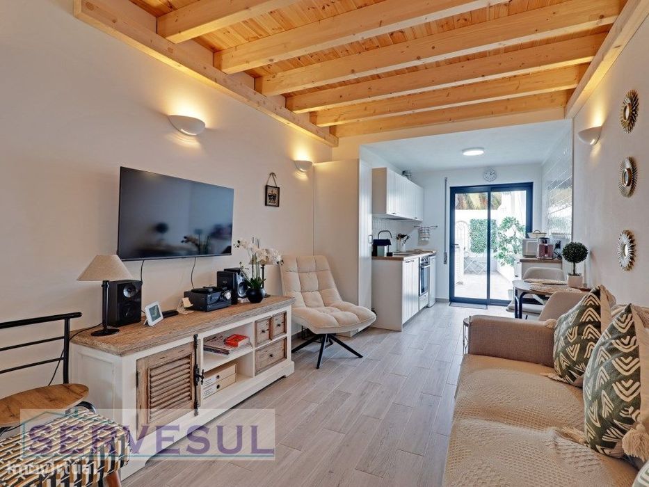 Charmosa moradia geminada com 1 quarto e terraço, totalmente renova...