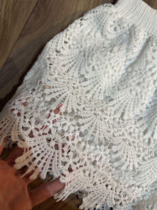 Białe koronkowe ażurowe krótkie spodenki w stylu boho