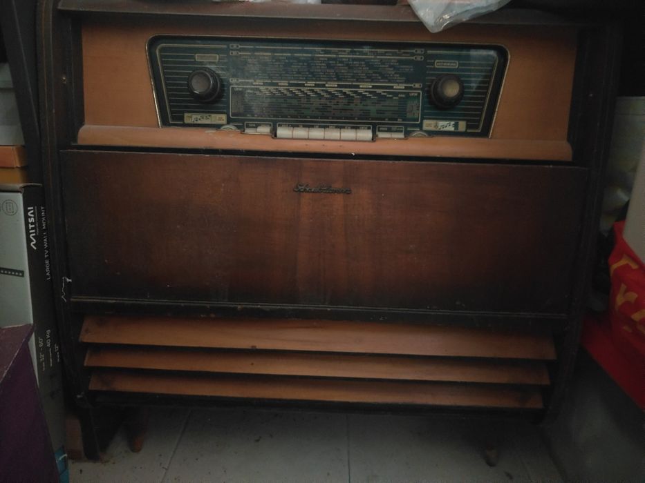 Orgão e radio antigos