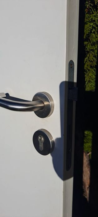 Białe drzwi z ościeżnicami