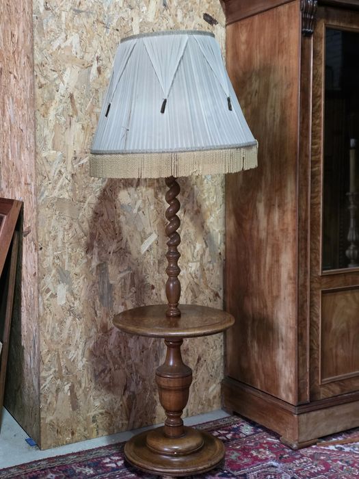Dębowa lampa podłogowa stojąca ze stolikiem #2329 Stylowy Węgrów