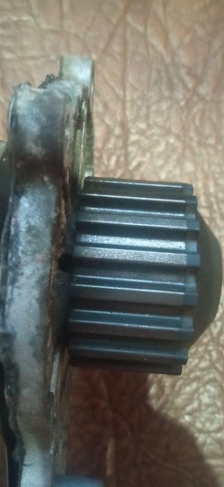 Продам водяну помпу Пежо партнер 2012р.