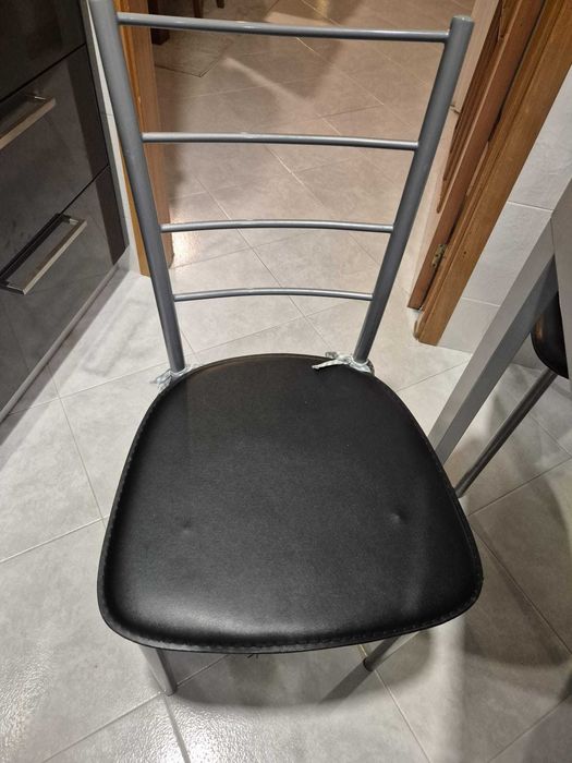 Mesa de cozinha extensível.