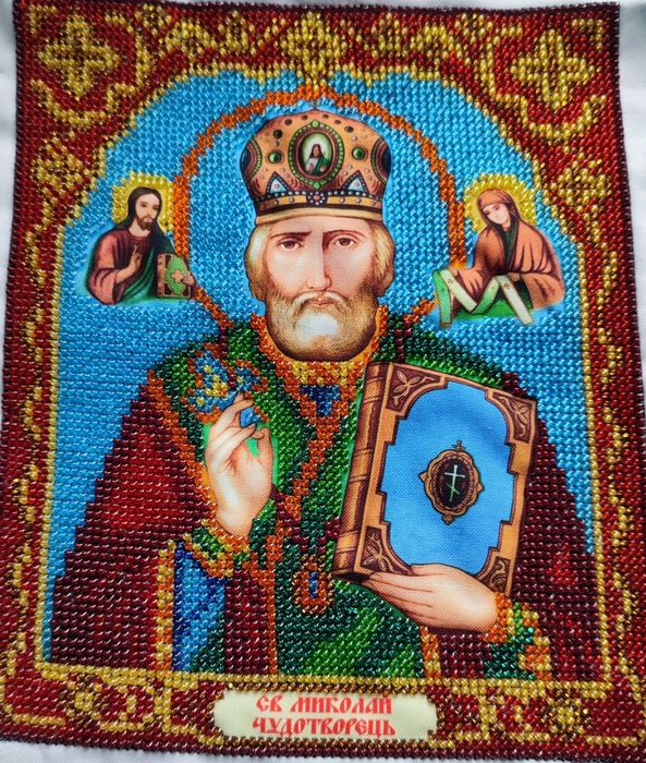 Вишивка ручної роботи бісером та нитками