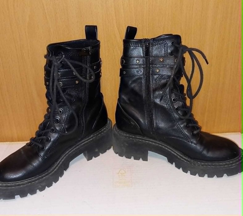 Botas cano alto com fivela Stradivarius n°36