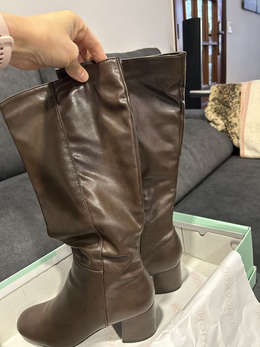 Botas castanhas de cano alto com salto