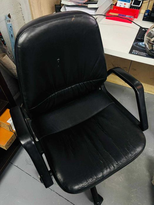 Cadeira de escritório preta – usada (negociável)