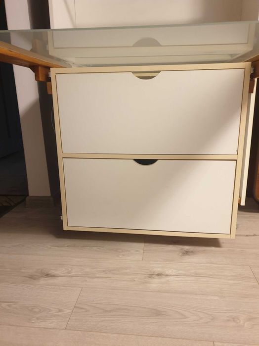 Шафа- вітрина, 
вбудованого типу під арку з поличками та шухлядами.