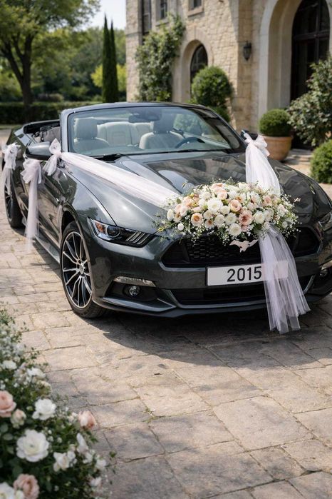 Auto do ślubu samochód ślubny młoda para nowożeńcy