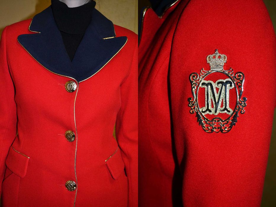 Красное пальто с золотыми пуговицами Moschino