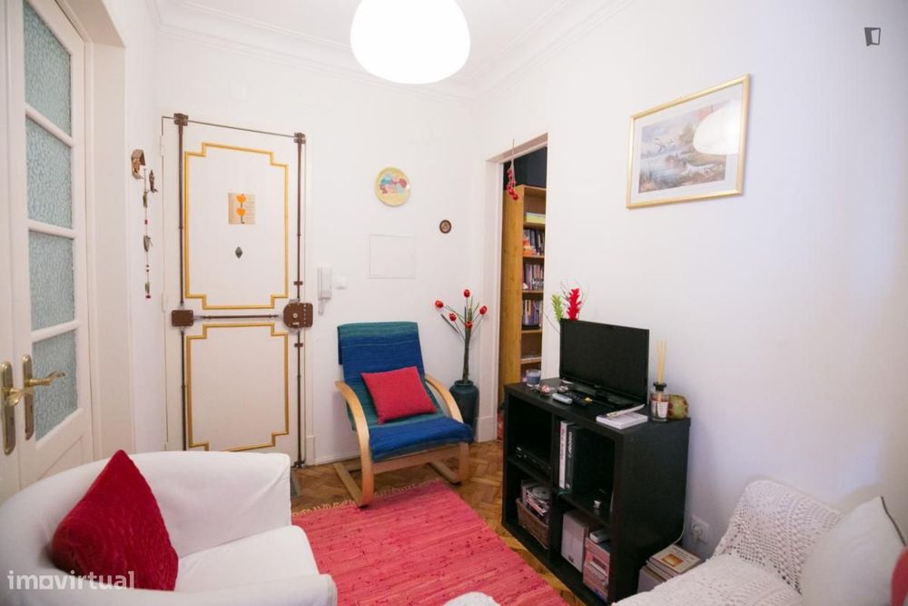 Quarto - localizado em Campolide Lisbon