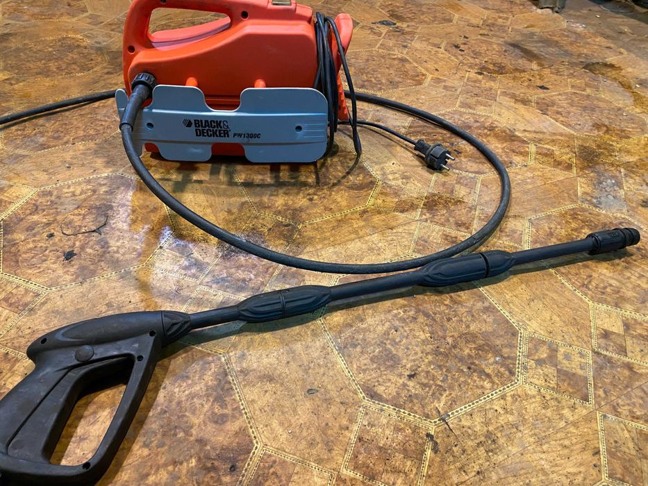 Б.У. мини мойку Black&Decker PW1300 в отличном рабочем состоянии.