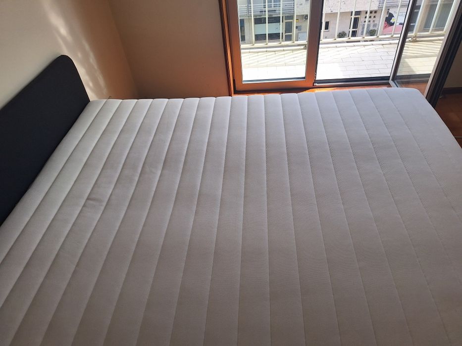 Estrutura de cama estofada