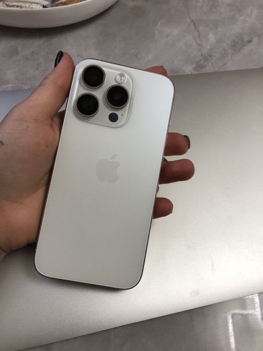 Айфон 15 про білий